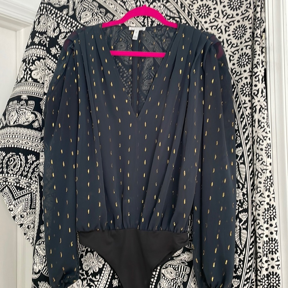 VNECK SHEAR BLOUSON BLACK W/GOLD METALLIC STITCHING AND PLEATED SHOULDERS